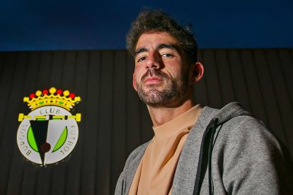 Eneko Undabarrena junto al escudo del Burgos CF que luce en El Plantío. Tomás Alonso