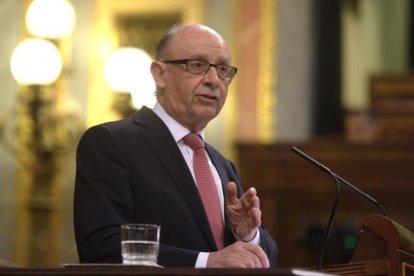 El ministro de Hacienda, Cristóbal Montoro, en el debate presupuestario del pleno del Congreso de los Diputados.-DAVID CASTRO