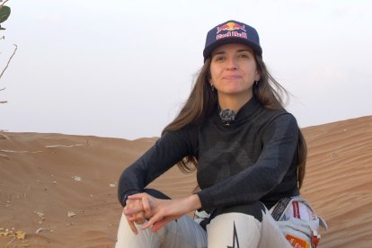 Cristina Gutiérrez posa en el desierto de Dubai durante la semana de test que realizó con el que será su vehículo en el Dakar 2021. ECB