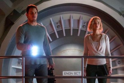 Chris Pratt y Jennifer Lawrence, en un fotograma de 'Passengers'.-