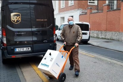 Imagen de archivo de la primera llegada de vacunas infantiles al servicio territorial de Sanidad en Burgos. ECB