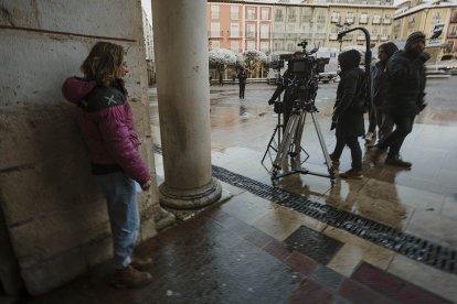 Imagen de un momento de grabación de los cortos de David Pérez Sañudo en la plaza mayor de Burgos. CARLOS MATEO