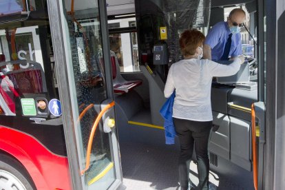 Una usuaria accede a un autobús municipal. ECB