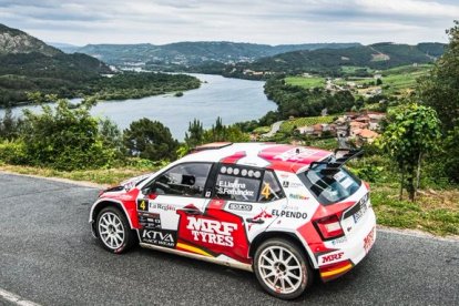 El Skoda Fabia Rally2 EVO de Efrén Llarena y Sara Fernández completa un tramo del Rally de Ourense. TWITTER / @RALLY_OURENSE