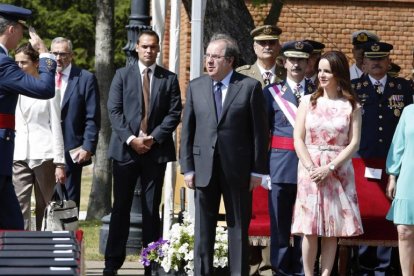 Felipe VI saluda a Herrera, a Clemente y a Salgueiro antes del acto de entrega de los Reales Despachos de Sargento a la XXIV promoción de la Academia Básica del Aire de La Virgen del Camino.-ICAL