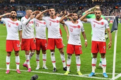 Un grupo de jugadores turcos hacen el saludo militar tras marcar un gol ante Francia el pasado lunes.-DPA / JULIEN MATTIA