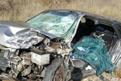 Estado de uno de los vehículos accidentados. BOMBEROS DE BURGOS