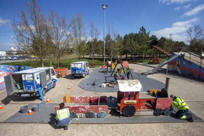 Los trabajadores de la empresa de mantenimiento renovaron recientemente el parque del Hangar. SANTI OTERO