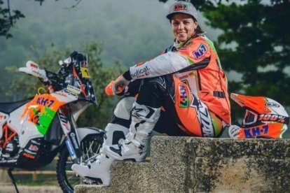 Laia Sanz, al lado de su KTM.-KTM / FÉLIX ROMERO