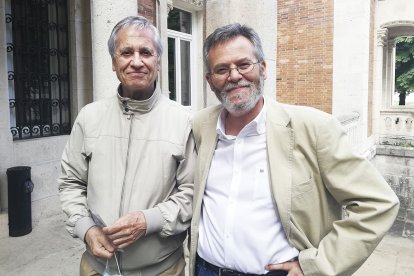 Los escritores burgaleses Jesús Carazo (izquierda) y José Antonio Abella. A. M. R.