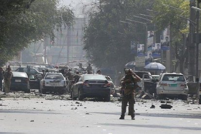 Coches dañados en el sitio del atentado suicida, con furgoneta bomba en el centro de Kabul, Afganistán.-AGENCIAS