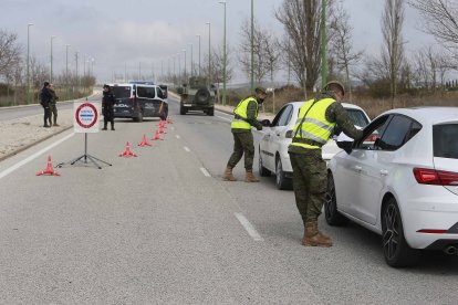 Control de Policía y Ejército en uno de los accesos hacia Villalonquéjar. RAÚL OCHOA