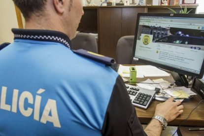 La Policía Local detiene a dos menores por robar a otros menores. ECB