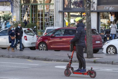 Un usuario de patinete eléctrico circula por la calzada en la avenida del Cid. SANTI OTERO