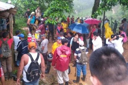 Los hombres buscaban extraer oro de una de las galeras de unos 800 metros de profundidad cuando ocurrió el accidente.-TWITTER