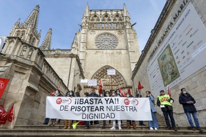 Los trabajadores de la Catedral se manifiestan frente a la Seo. SANTI OTERO