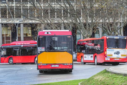 Las nuevas líneas de autobuses entrarán en funcionamiento el 1 de enero. ISRAEL L. MURILLO