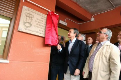 El expresidente del Gobierno, José Luis Rodríguez Zapatero, inaugura la Casa del Pueblo de Matarrosa del Sil, en el municipio de Toreno (León).-ICAL