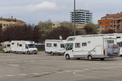 Las obras, el aparcamiento de vehículos y el parking de caravanas conviven en estos momentos en la zona.