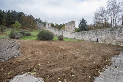 Talud levantado en el entorno de San Esteban para evitar el aparcamiento. SANTI OTERO