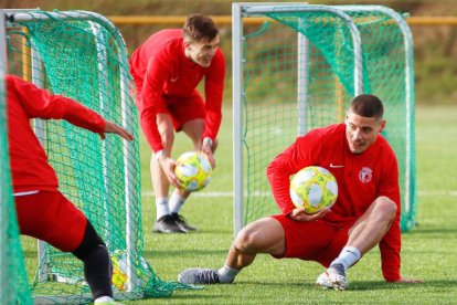 Robero Alarcón completa un ejercicio en el entrenamiento de ayer en el Sedano.-BURGOS CF