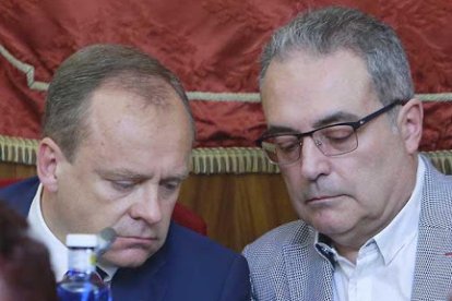 Fernando Martínez-Acitores y Ángel Martín, concejales de vox en el Ayuntamiento de Burgos. ECB