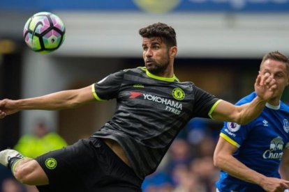 Diego Costa rematando un balón durante el partido Chelsea-Everton.-EFE / PETER POWELL