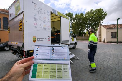 El punto limpio móvil recorre los barrios de la ciudad de lunes a viernes. TOMÁS ALONSO