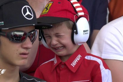 Val, el niño belga que lloró con el abandono de Raikkonen.-