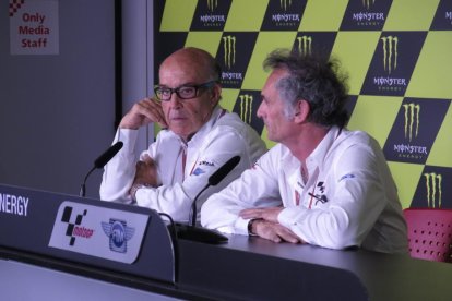 Carmelo Ezpeleta, representante de Dorna, y Franco Uncini, representante de la FIM, en la conferencia de prensa en Montmeló.-EMILIO PÉREZ DE ROZAS