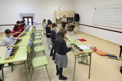 Imagen de archivo de grupo de niños en una clase de la Escuela Municipal de Música.