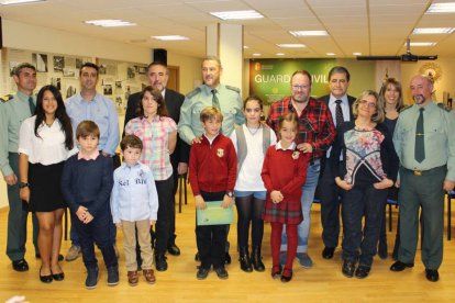 Los premiados del concurso de dibujo ‘Descubre la Guardia Civil’ posan con el jurado y organizadores.-RAÚL OCHOA