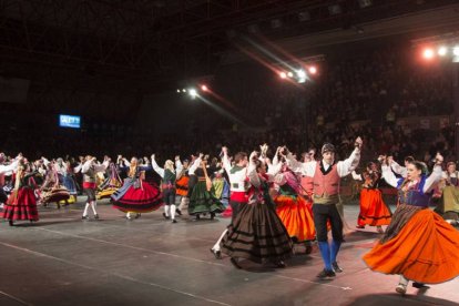 Todos los grupos se juntaron para bailar la ‘Rueda de la muela’ de Castrillo de la Reina y la ‘Jota de la Castellana’ de Roa recuperadas por Del Río.-Santi Otero