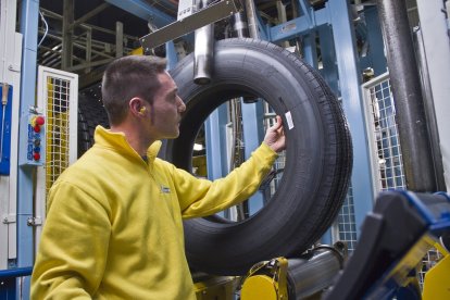 Un trabajador de Michelin Aranda en la unidad de verificacion de aspecto. ECB