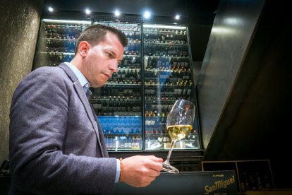 El burgalés Diego González observa una copa de vino. TOMÁS ALONSO