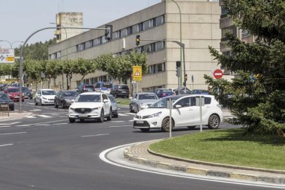 Rotonda de Jorge Luis Borges con los cambios en los ceda el paso ya pintados en el acceso desde avenida Cantabria.-SANTI OTERO