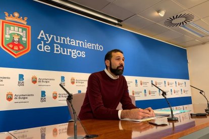 El concejal de Fomento, Daniel Garabito, en una rueda de prensa. ECB