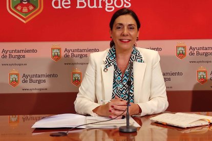 Marga Arroyo en una rueda de prensa en el Ayuntamiento de Burgos. ECB