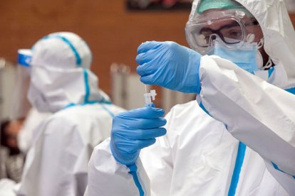 Un sanitario realiza un test de antígenos en uno de los cribados en el polideportivo universitario. TOMÁS ALONSO