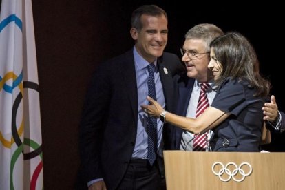 El alcalde de Los Ángeles, Eric Garcetti, junto con Thomas Bach (COI) y la alcaldesa de París, Anne Hidalgo, el pasado 11 de julio en Lausana.-EFE / JENA-CHRISTOPHE BOTT