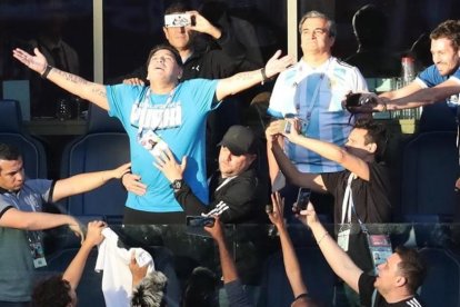 Diego Armando Maradona, rodeado de periodistas argentino, pide a la hinchada albiceleste que anime a Argentina.-EFE