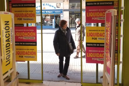 Los supermercados llevan dos semanas con los carteles de liquidación por traspaso pero los trabajadores no conocen cómo les afectará el cambio