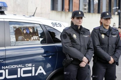 Distintivo sobre ayuda en casos de violencia de género que llevan los coches de Policía Nacional. ECB