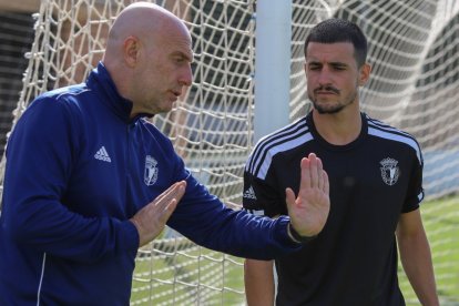 Calero habla con José Matos durante un entrenamiento. ALBA DELGADO / BURGOS CF