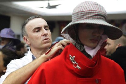 Raf Simons, en verano del 2017, preparando uno de los desfiles de Calvin Klein.AP / FRANK FRANKLIN-AP / FRANK FRANKLIN