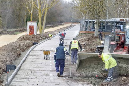 Unos trabajadores en una obra en la capital burgalesa. SANTI OTERO