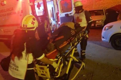 Socorristas auxilian a heridos en el tiroteo en un bar de la ciudad de Salamanca (Guanajuato) del 9 de marzo.-EFE