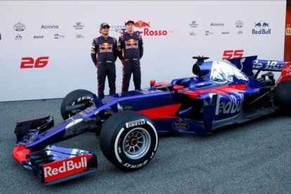 Daniil Kyvat y Carlos Sainz en Montmeló.-REUTERS / ALBERT GEA