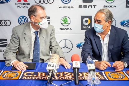 Miguel Ángel Benavente (presidente del CB Tizona) y Fernando Andrés (patrón), durante una rueda de prensa reciente. SANTI OTERO