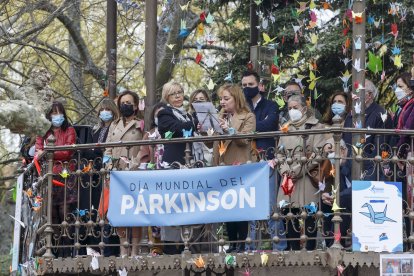 El acto se realizó en el templete del Paseo del Espolón, donde se han instalado 1.200 grullas bajo el lema 'Las alas del Parkinson'. SANTI OTERO